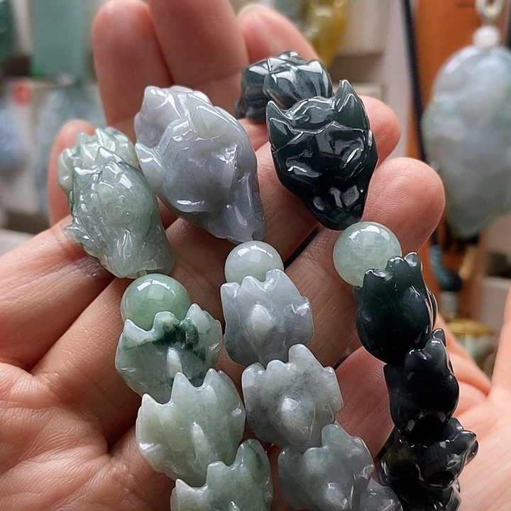 翡翠未镶嵌颈饰多样性发其中一条