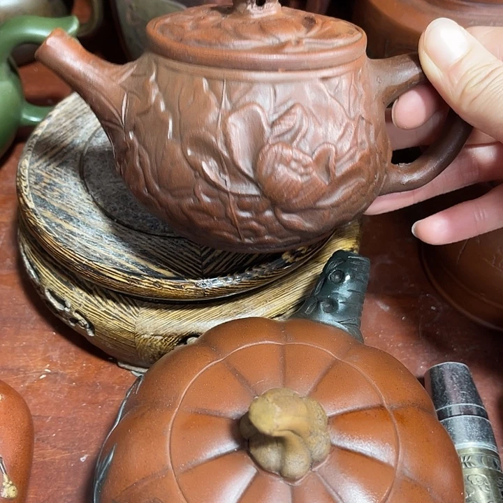 紫砂茶壶原矿泥料手工制作的一把紫砂壶。