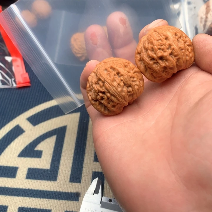 文玩核桃吊坠38.5元宝157