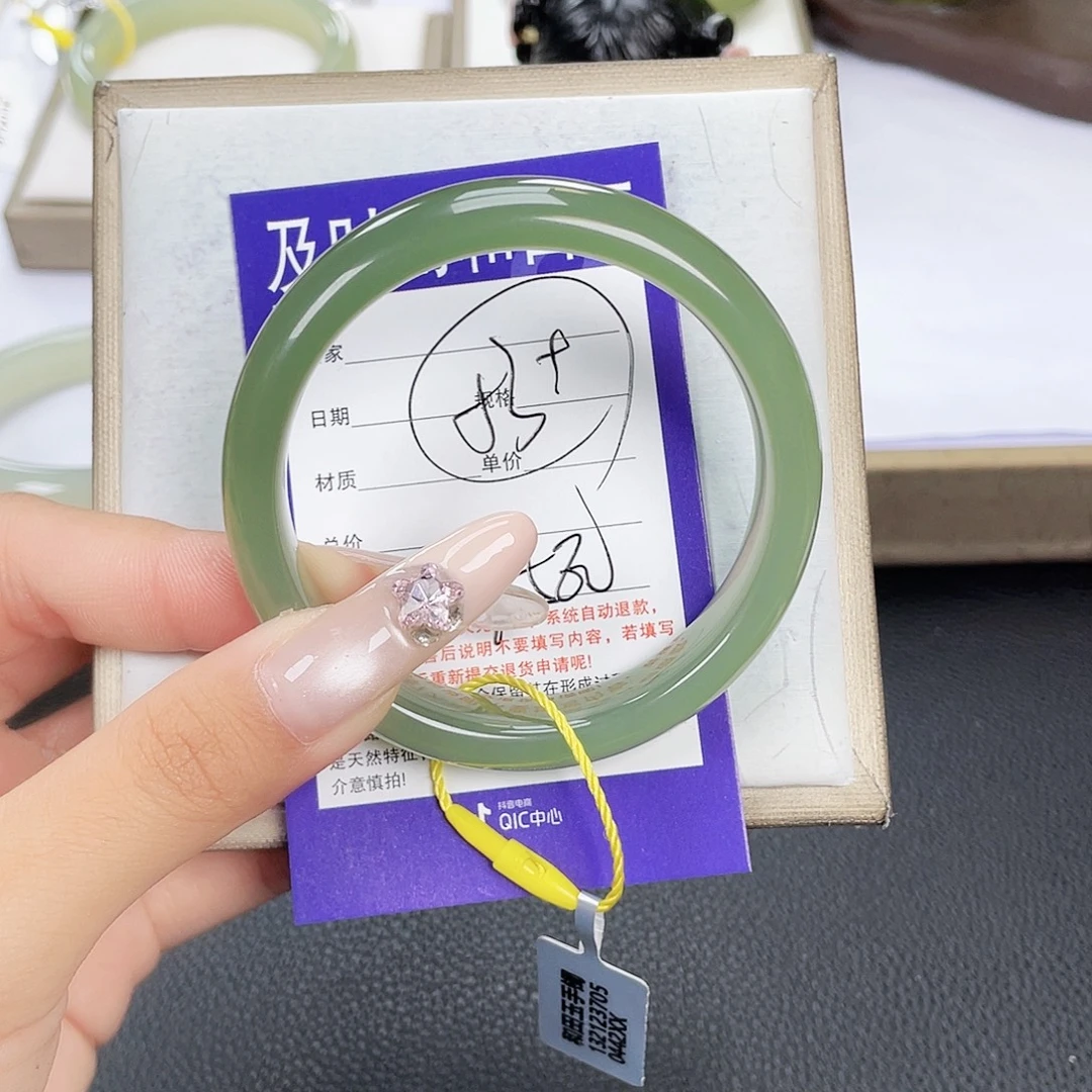 晨***^未镶嵌手镯和田玉