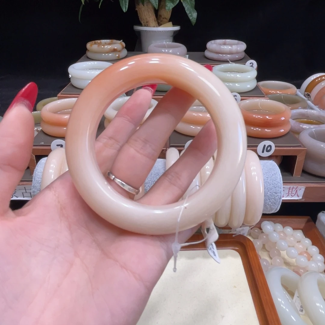 ᦗ****石英质玉未镶嵌手镯