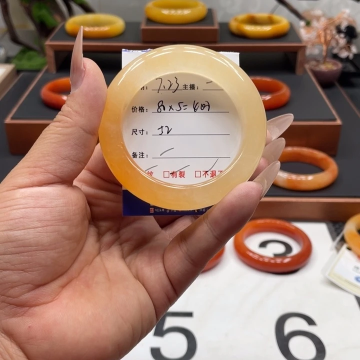 艾***瑰石英质玉（黄龙玉）未镶嵌手镯