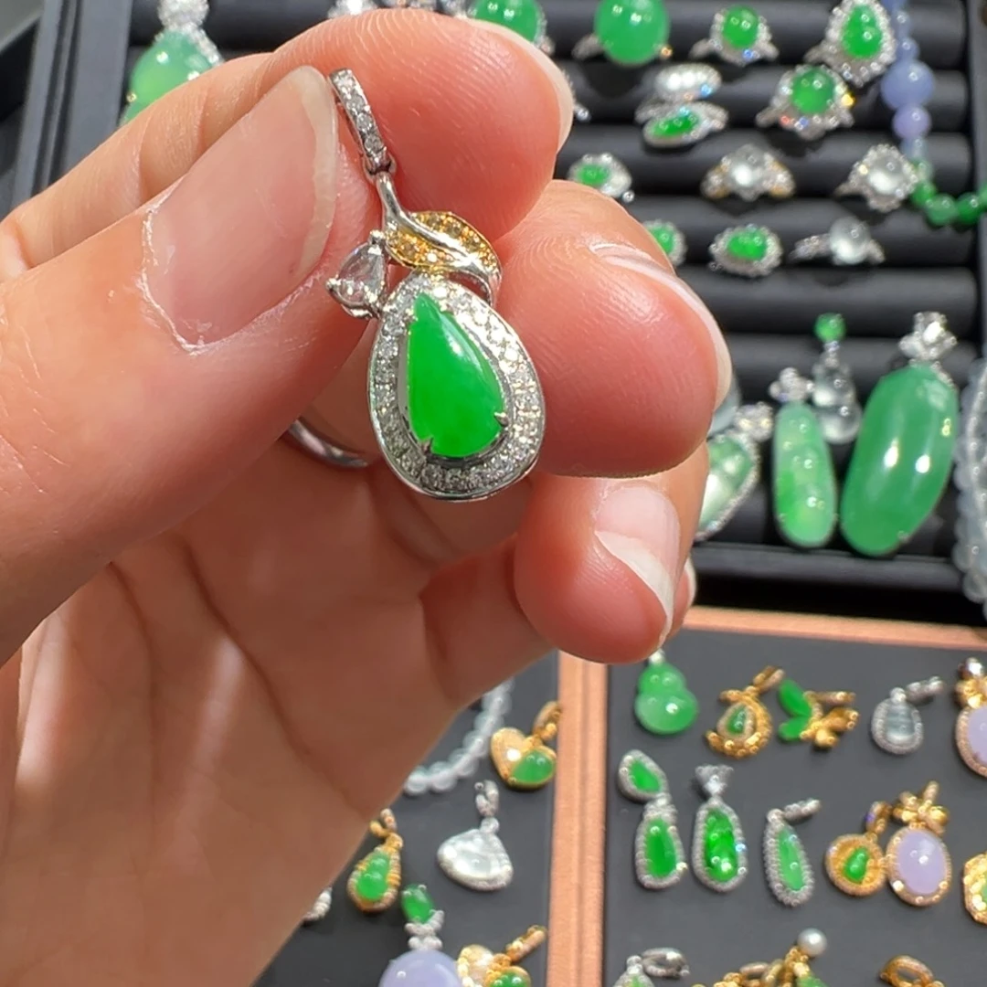 翡翠18K金镶嵌颈饰shui di