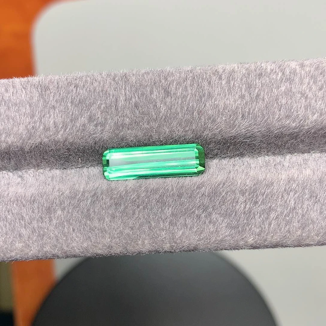 碧玺珠宝奇石未镶嵌电光绿碧玺4.33克拉未镶嵌