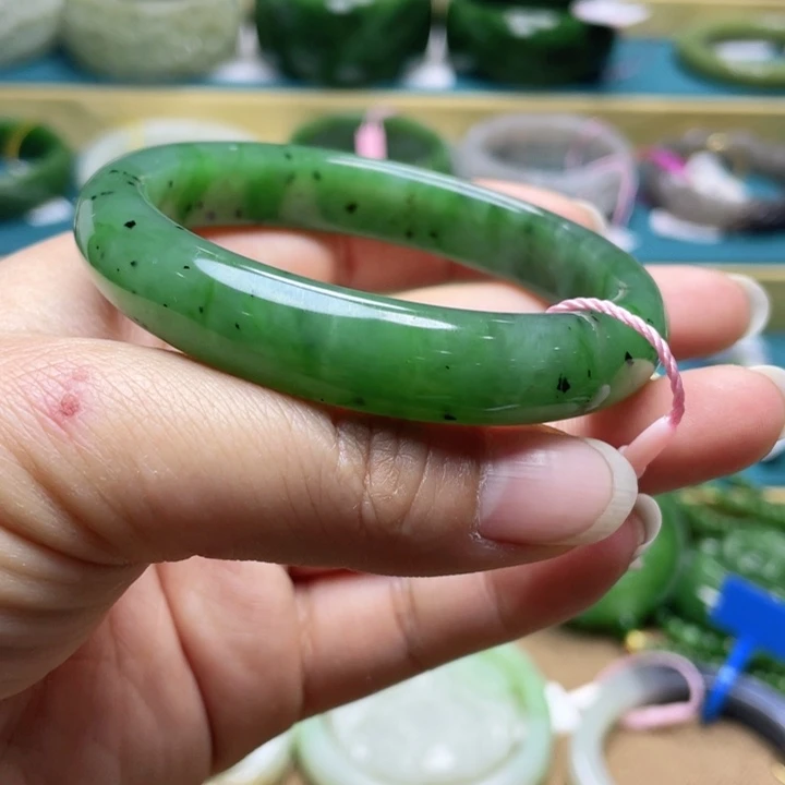 和田玉手镯58圈口。编号39未镶嵌