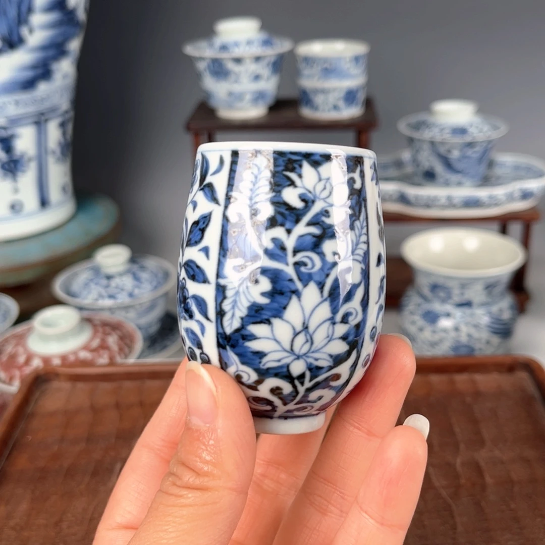 青花蓝底白花杯子