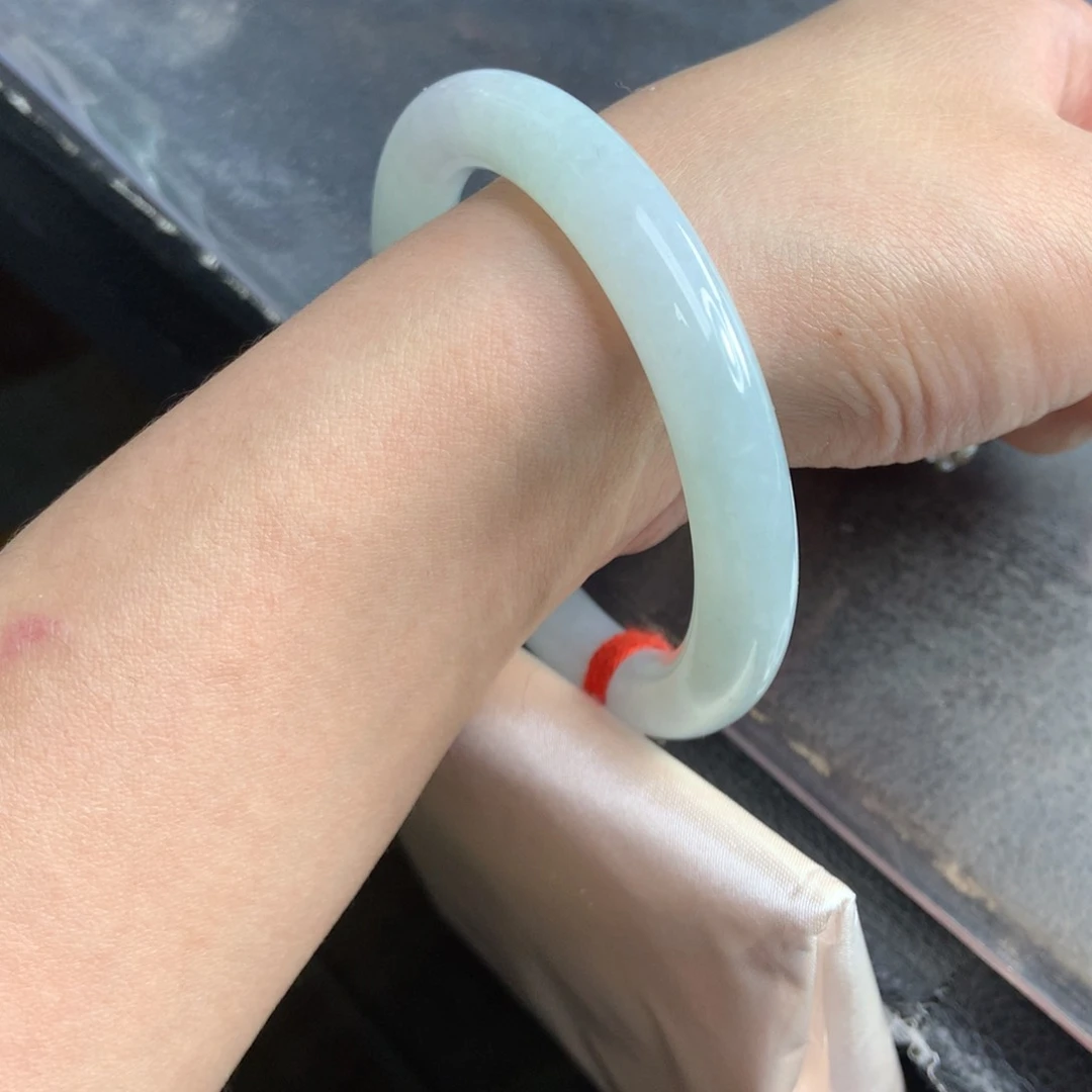 翡翠手镯（圆镯）未镶嵌淡绿圆条