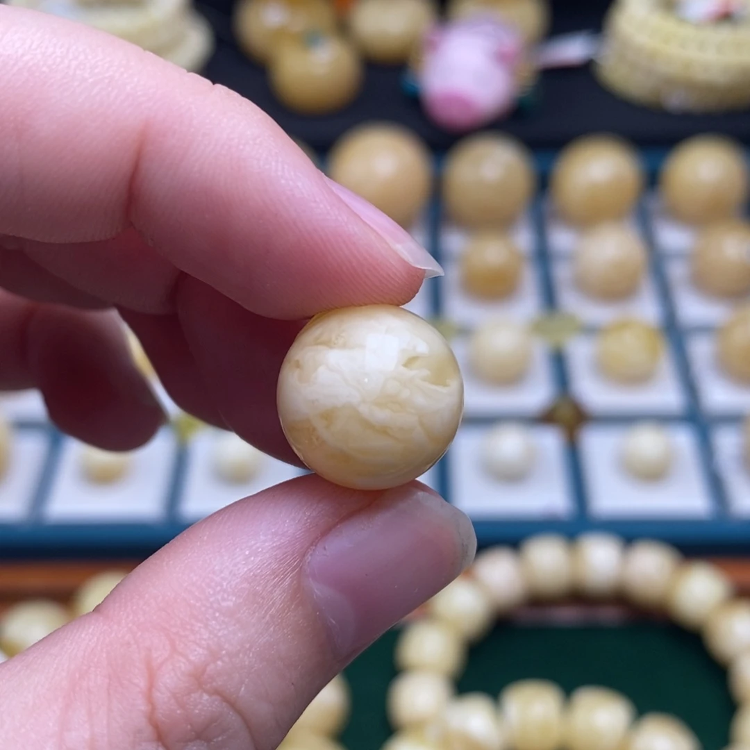 岳***轩蜜蜡未镶嵌珠宝奇石