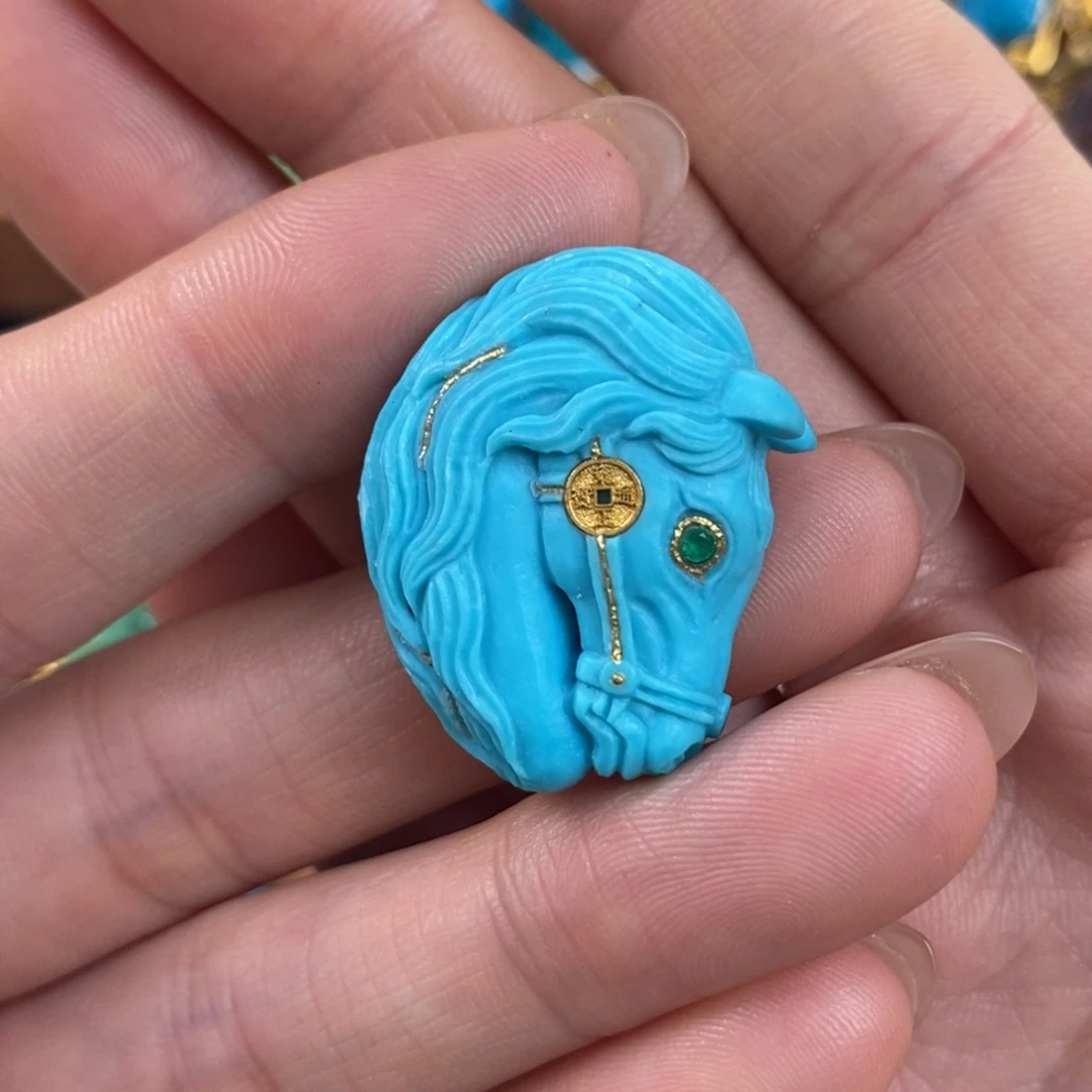 绿松石未镶嵌。骏马