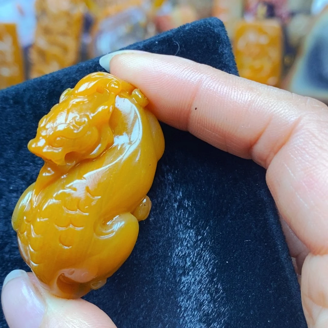 未镶嵌石英质玉（黄龙玉）颈饰