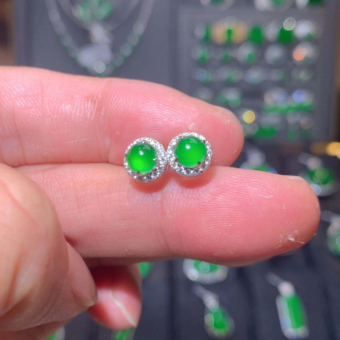 18K金镶嵌翡翠耳饰蛋面