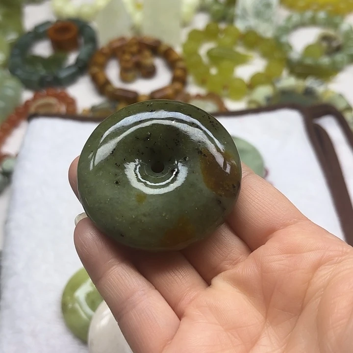 蛇纹石玉未镶嵌吊坠山*