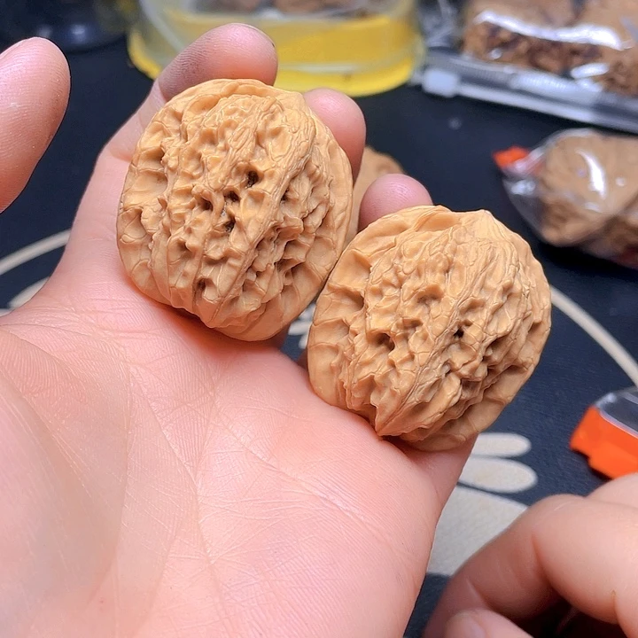 文玩核桃把件通天八一对