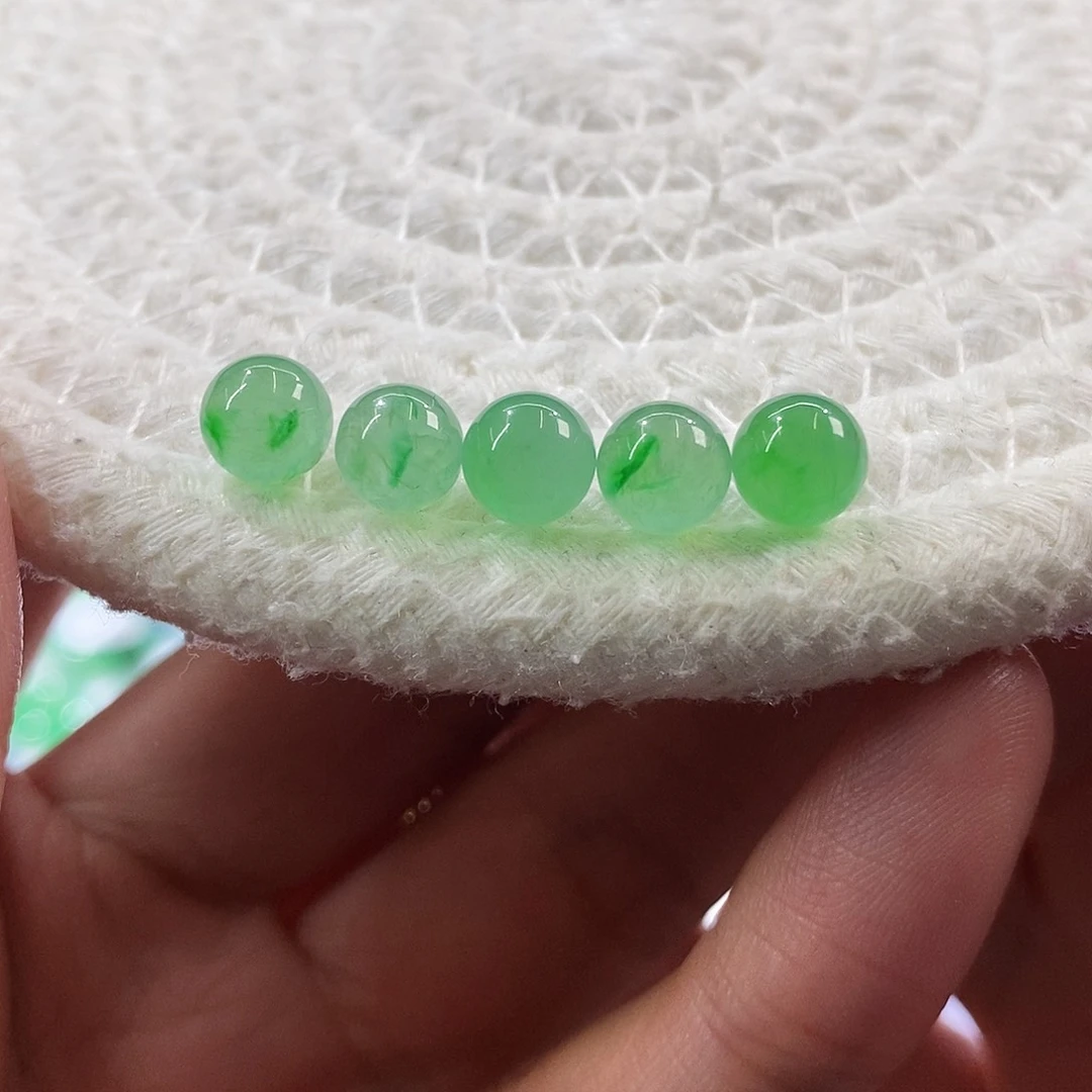 裸石翡翠一手冰飘绿，卡6.5