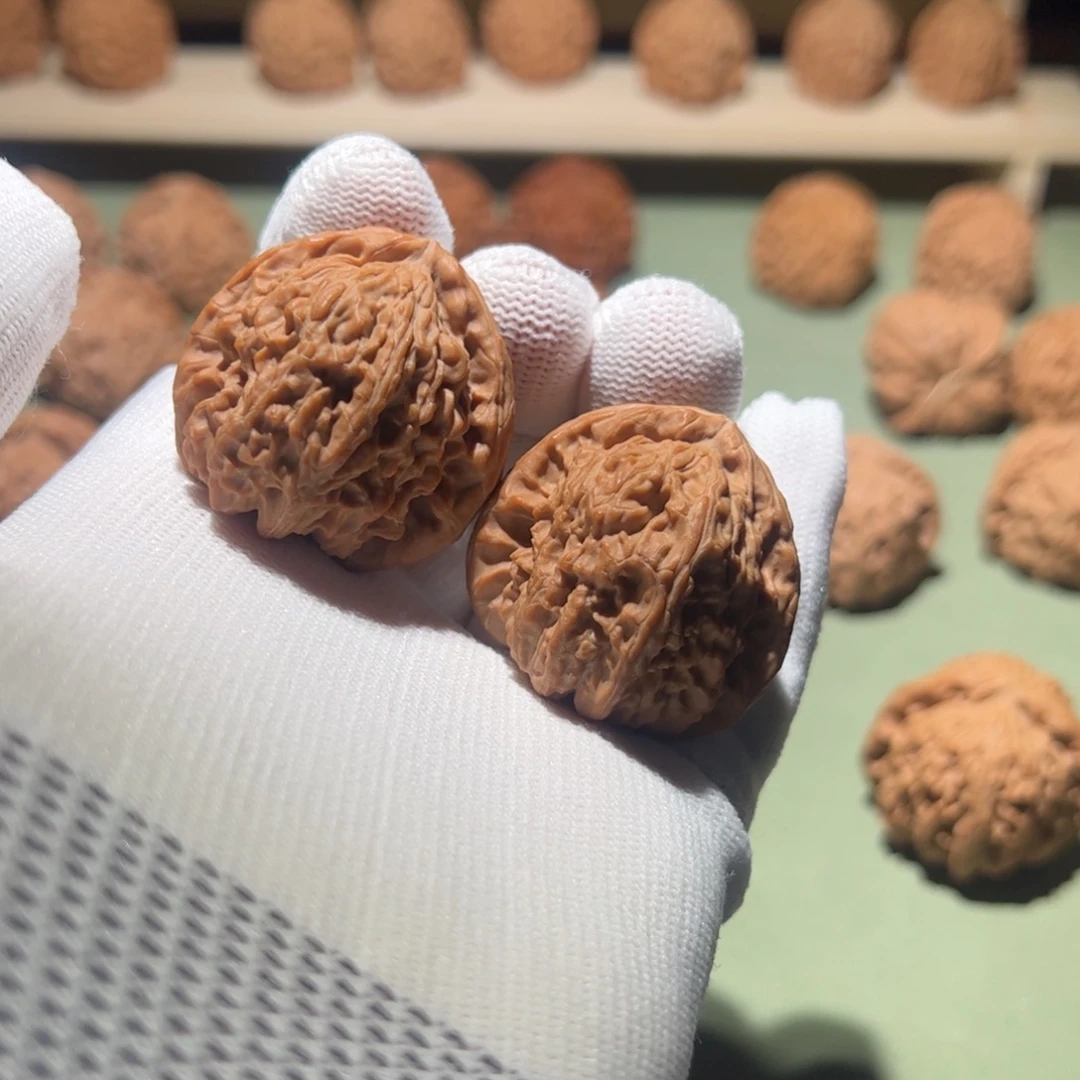 文玩核桃把件36白狮子三角白