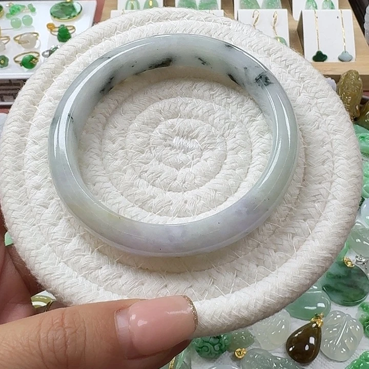 翡翠未镶嵌颈饰飘花手镯