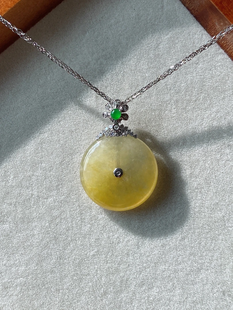 天然缅甸A级翡翠精致高端百搭款冰糖黄平安扣吊坠18k白金镶嵌