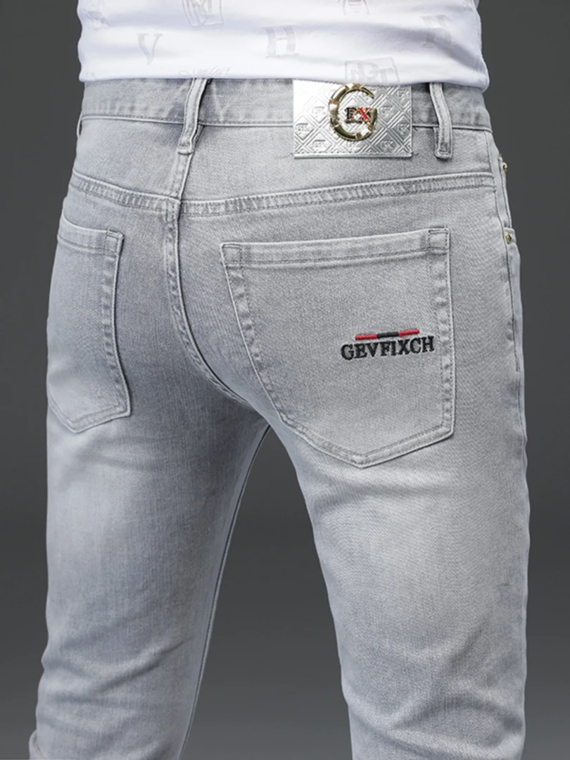 男士新款薄款浅灰色牛仔裤男修身小脚高端刺绣潮牌弹力百搭休闲裤