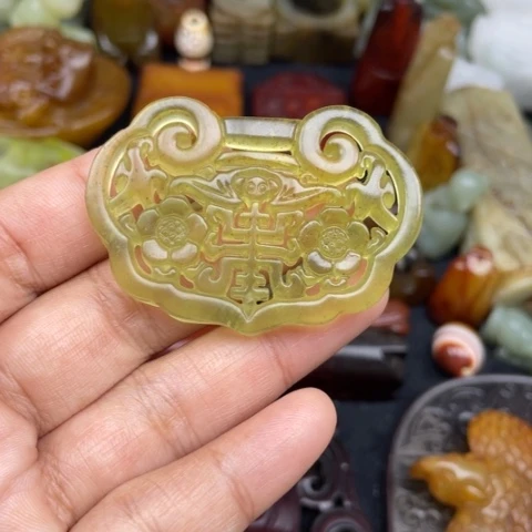 蛇纹石玉未镶嵌颈饰2