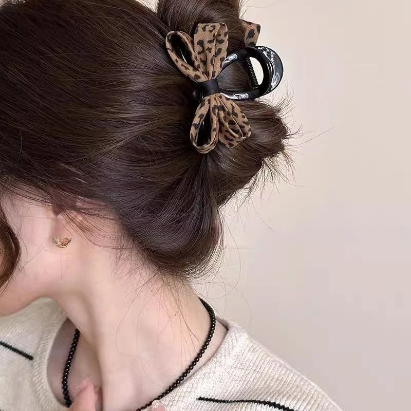 秋冬豹纹蝴蝶结抓夹女2025新款高级感发夹后脑勺鲨鱼夹子百搭发饰