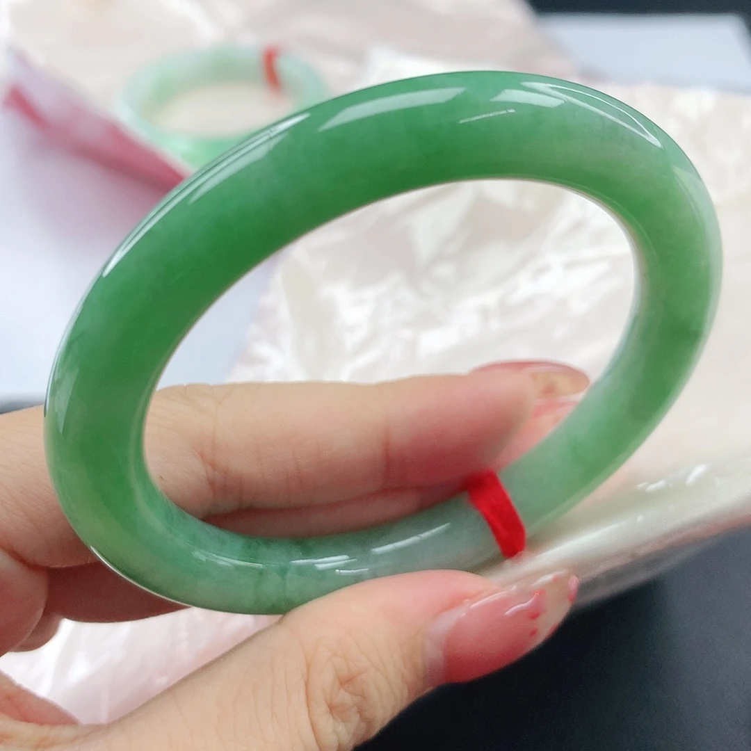 翡翠手镯未镶嵌，133