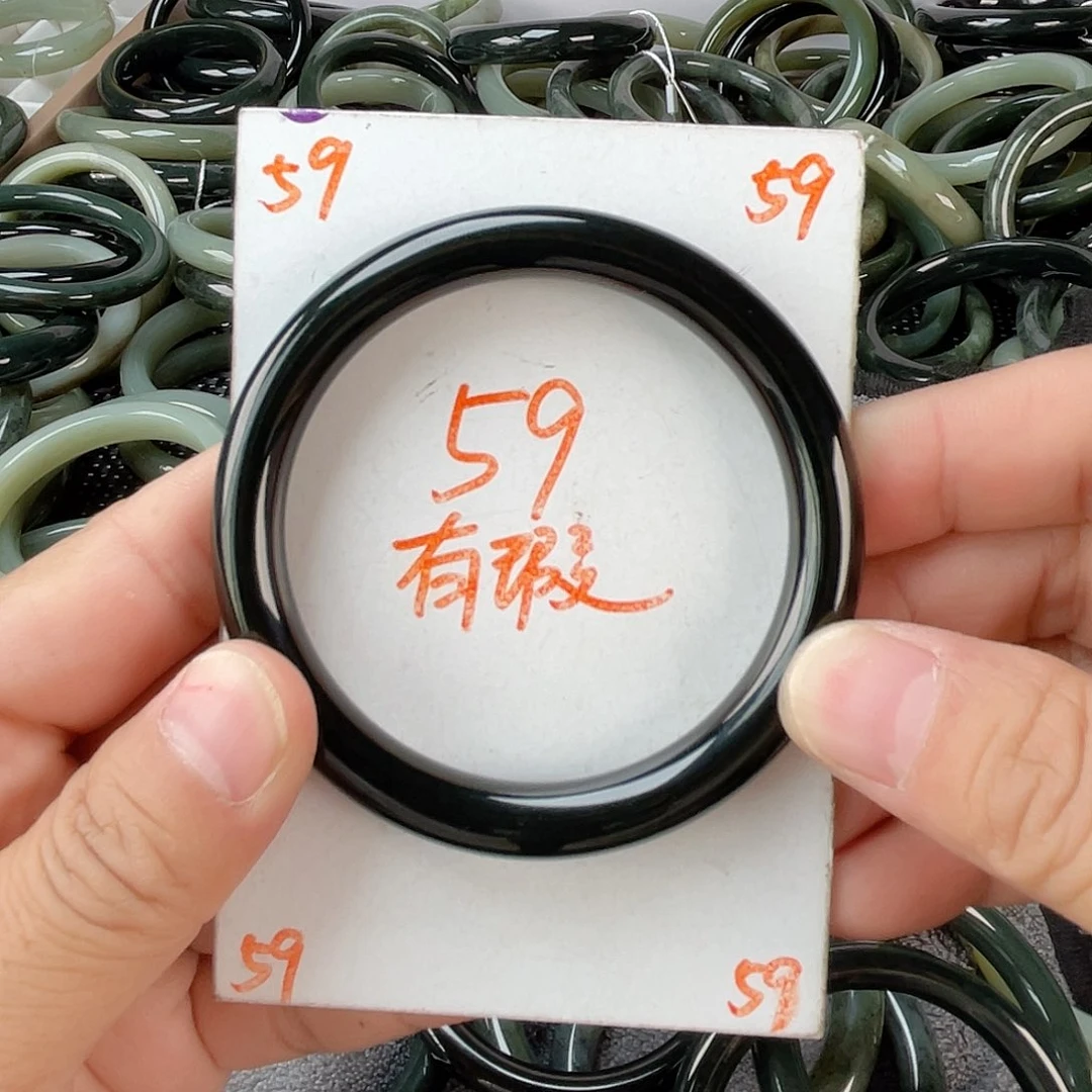 和田玉手镯未镶嵌数**奇
