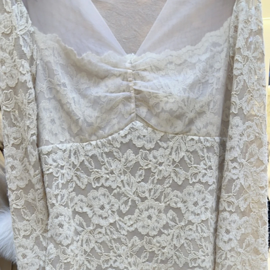 秋冬时尚精致蕾丝拼接V领长袖修身短款女士打底上衣