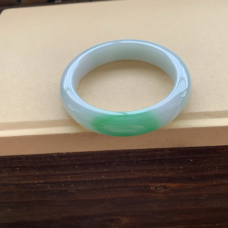 冰润高糯化辣阳绿手镯，特价35800圈口55.6-13-9，天然翡翠缅A完美