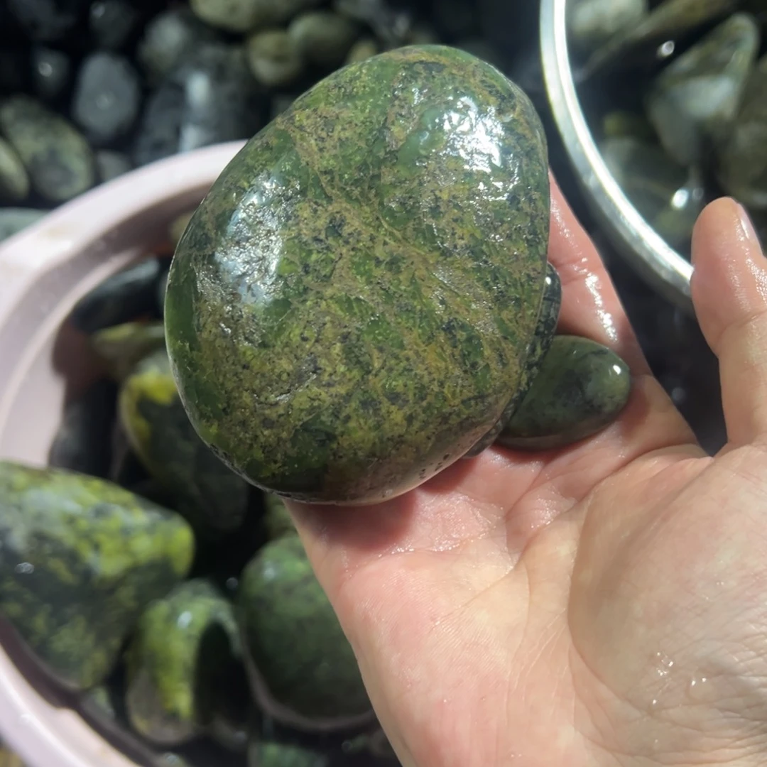 未镶嵌菱锰矿（红纹石）藏玉烁*