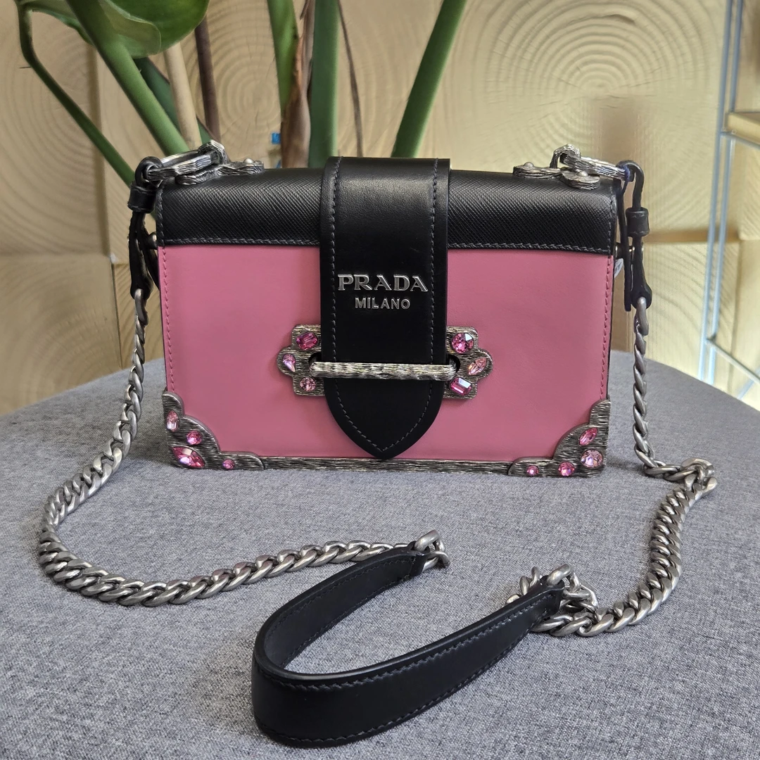 95新 Prada/普拉达 达达/粉黑宝石高希斜挎包