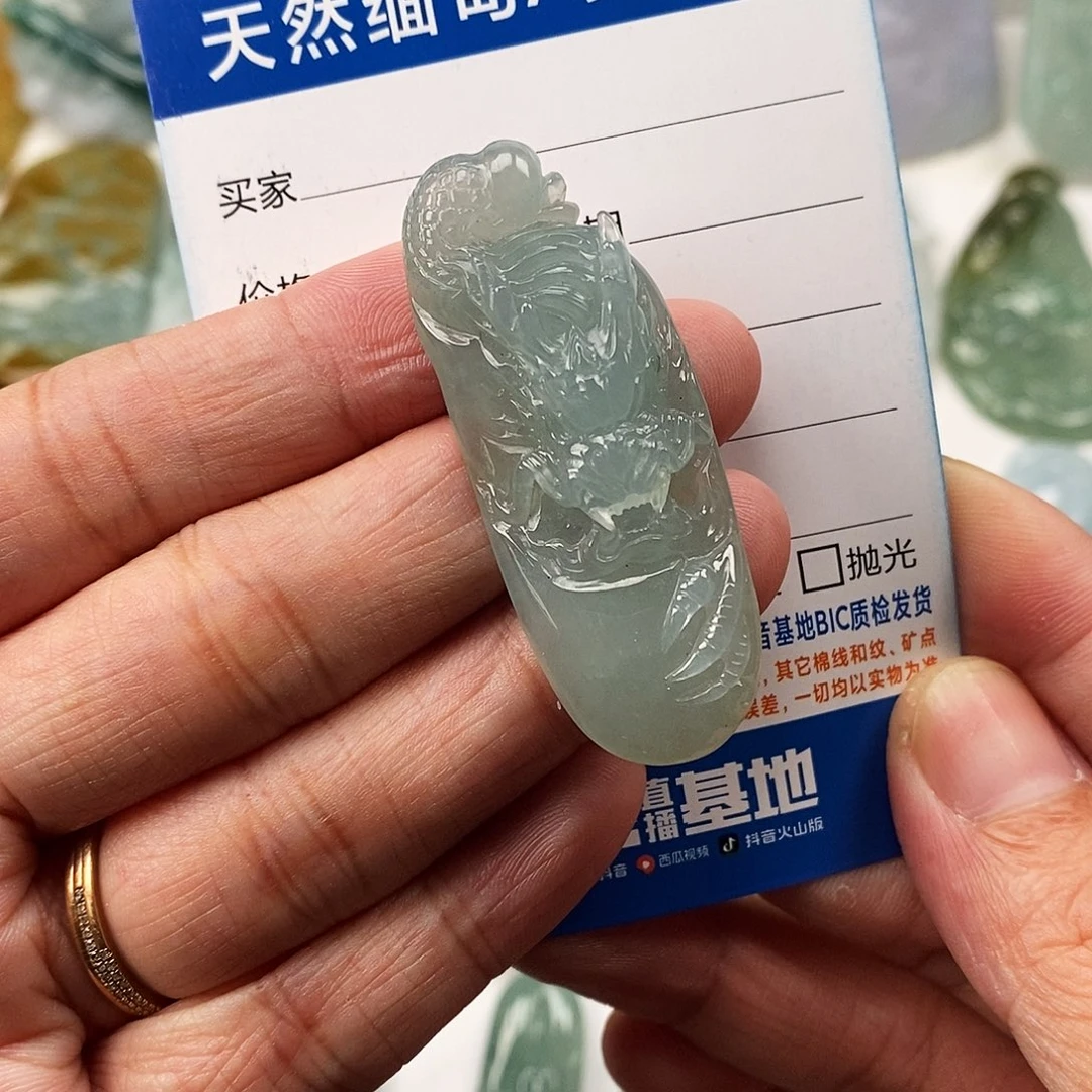 翡翠未镶嵌颈饰龙牌