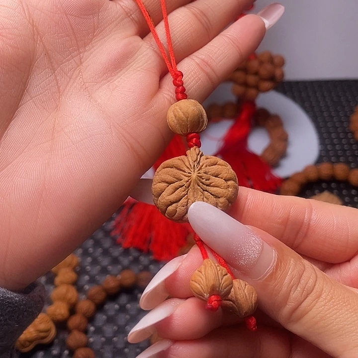 木质类龙纹桃枭挂件