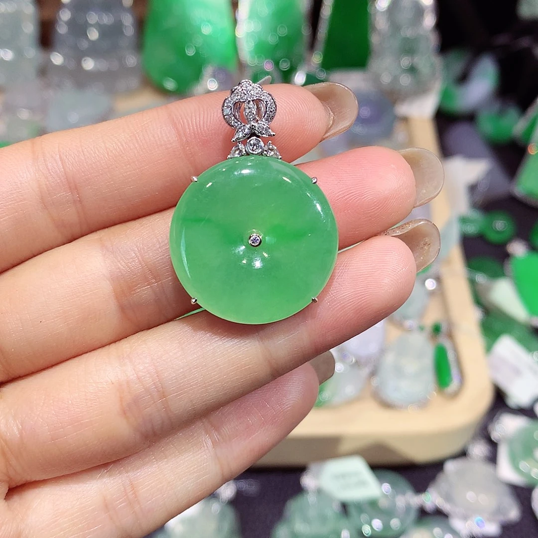 翡翠18K金镶嵌颈饰扣