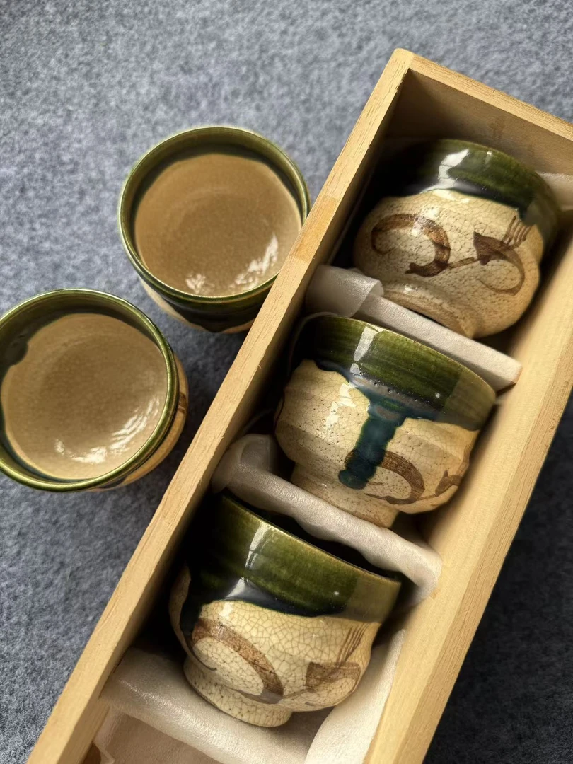 A362织部烧茶碗一套，绿釉口沿，胎质细腻，釉面开片自然。