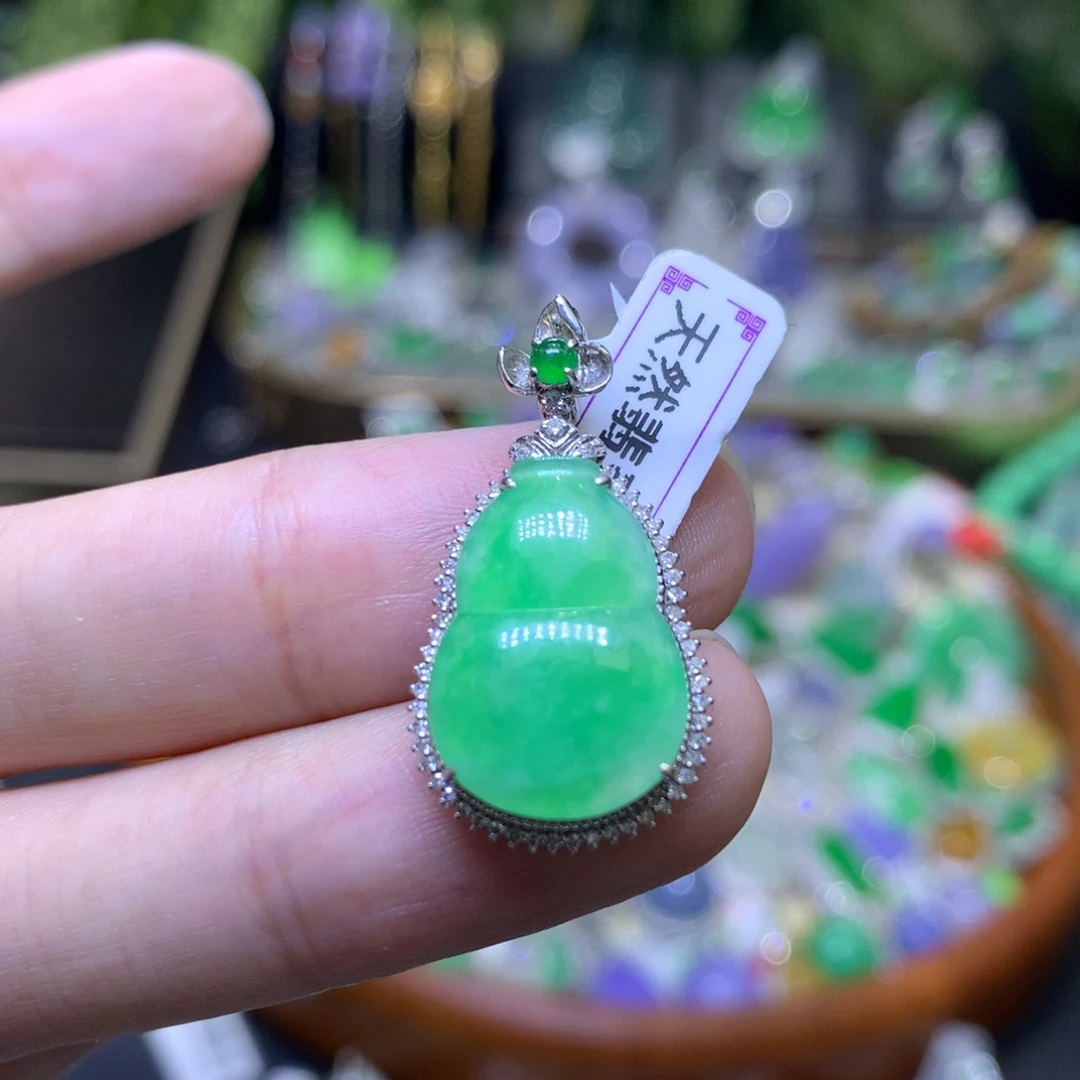 颈饰18K金镶嵌翡翠