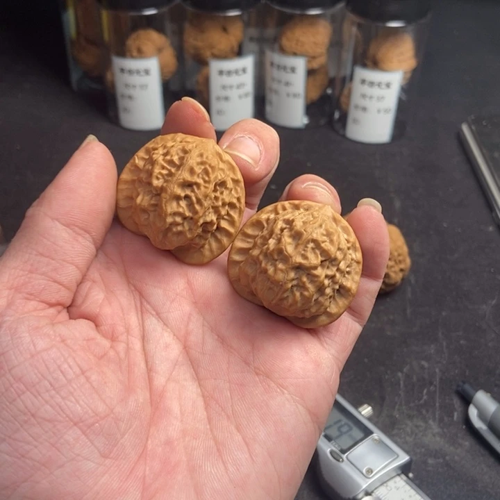 文玩核桃吊坠瓷娃娃