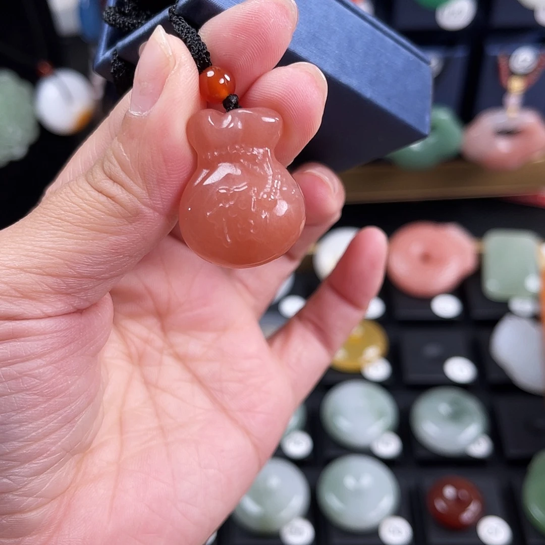 颈饰未镶嵌石英质玉彩*.