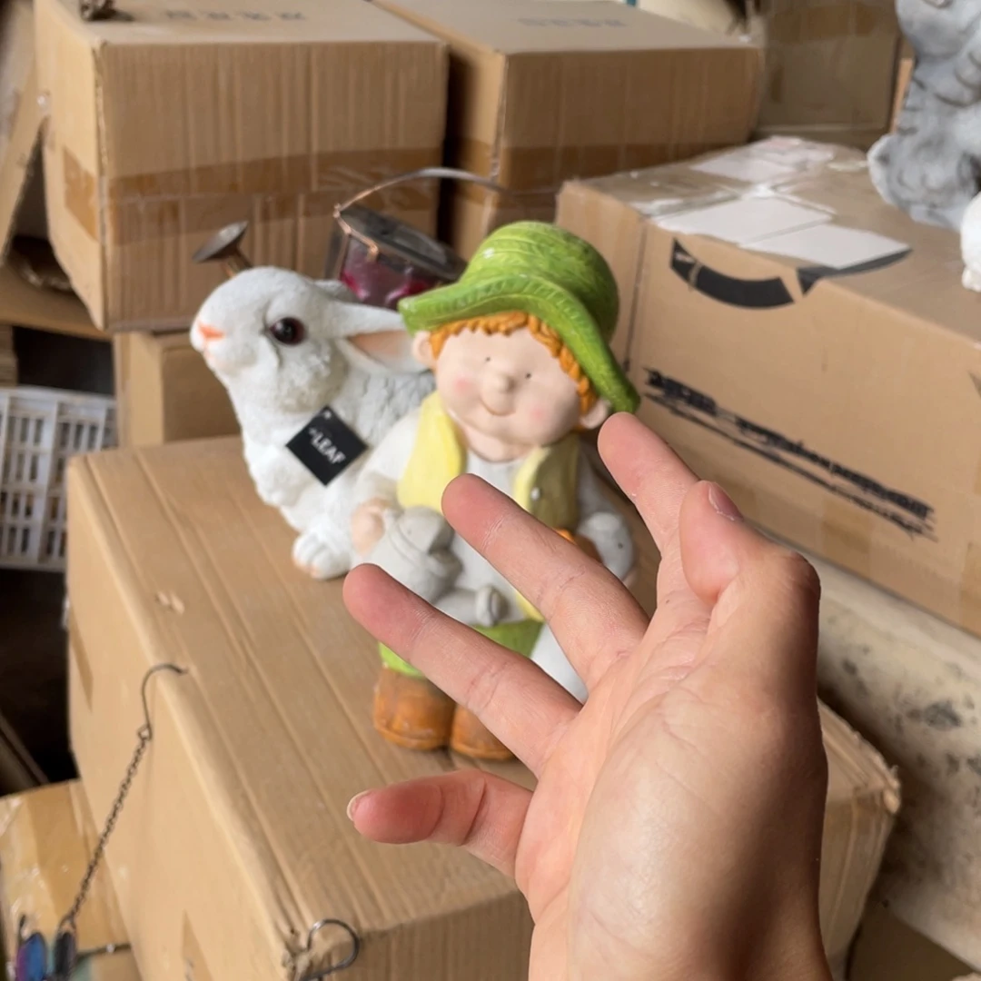 【闪购商品】氧化镁拿水壶小男孩摆件