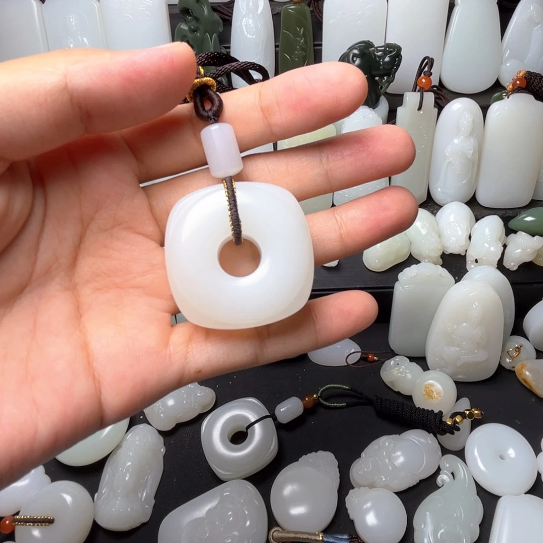 张***机和田玉未镶嵌颈饰