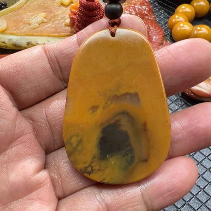 石英质玉（黄龙玉）颈饰未镶嵌