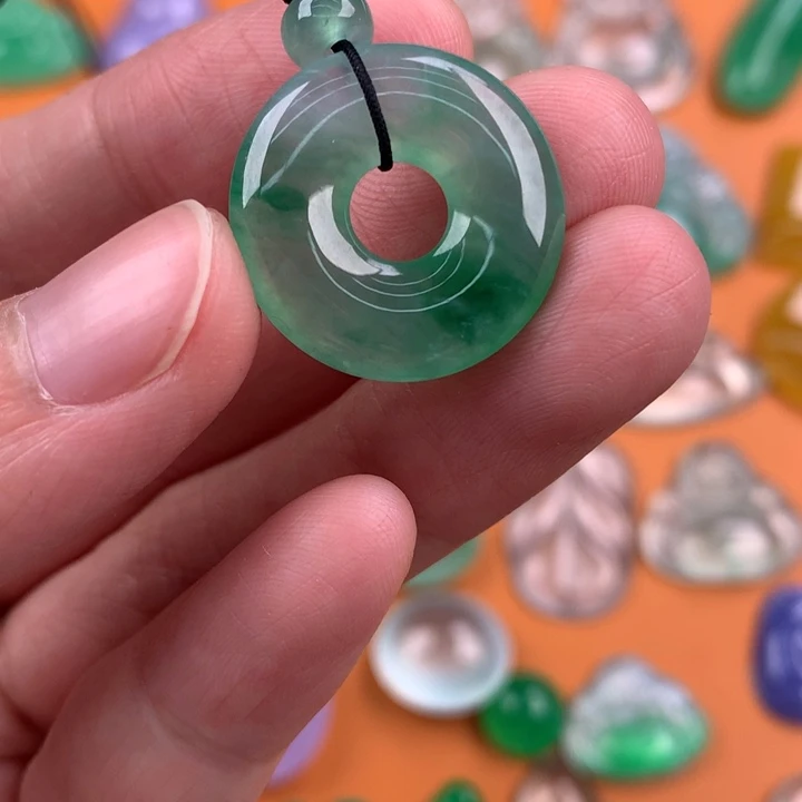 翡翠挂件未镶嵌….