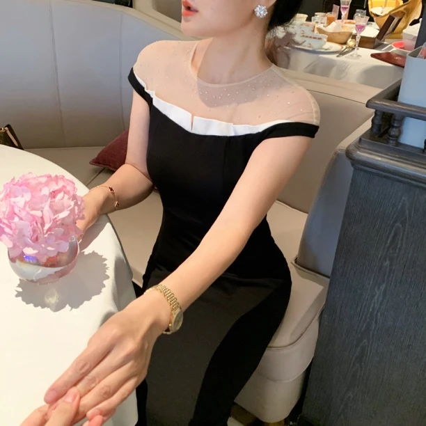 魅鹊 50035 轻奢小众设计感法式钉钻修身显瘦小黑裙