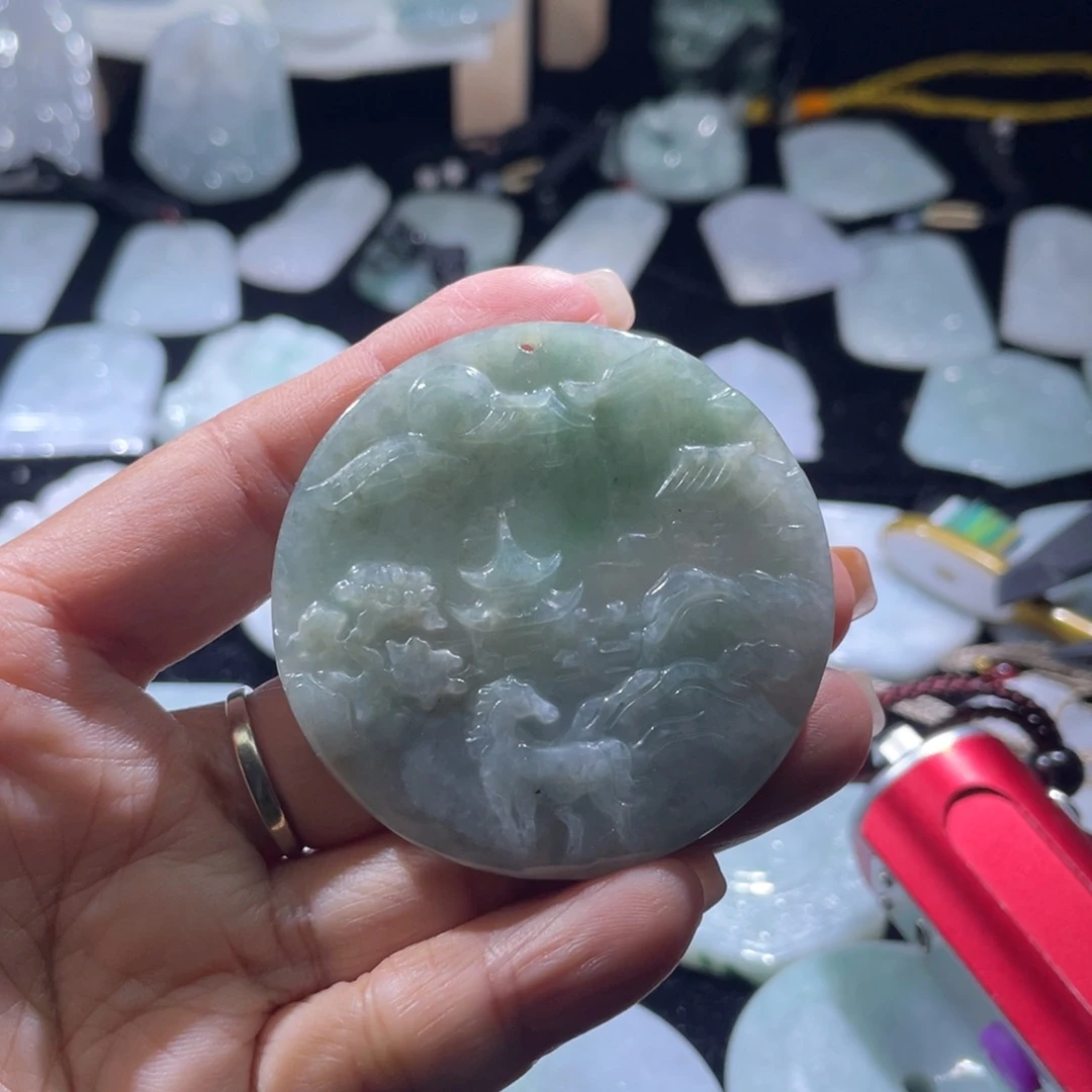 翡翠未镶嵌颈饰山水，包容