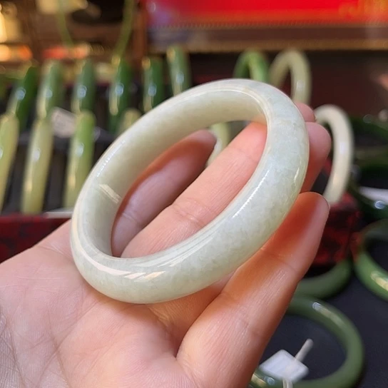 翡翠未镶嵌手镯细糯