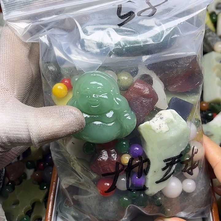 未镶嵌透闪石质玉珠宝奇石地****，