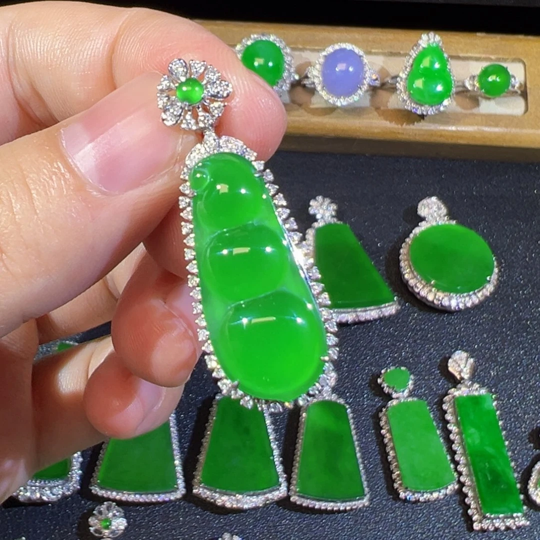 翡翠18K金镶嵌颈饰