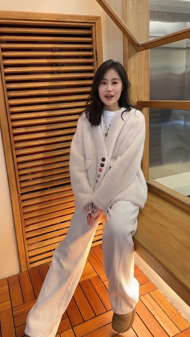 Miss huo 彩扣毛毛外套 A白色 7510