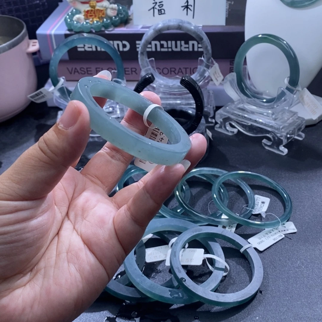 定制翡翠未镶嵌手镯冰透天空蓝