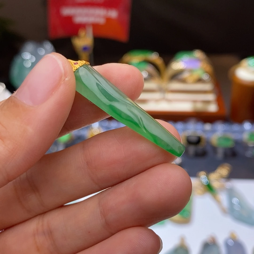 翡翠颈饰18K金镶嵌吊坠