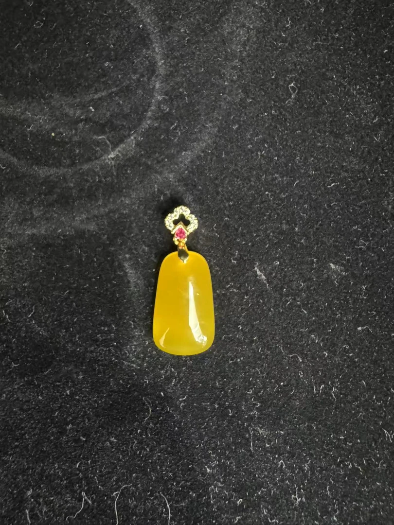 晶莹剔透-精美绝伦-高雅华贵-玛瑙黄无事牌吊坠